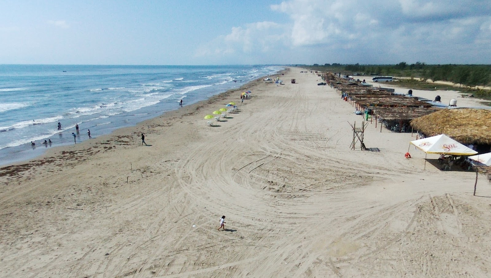Foto de Playa De Tamiahua com areia fina e brilhante superfície
