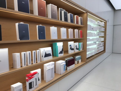 Computer Store «Apple Northbrook», reviews and photos, 1310 Northbrook Ct, Northbrook, IL 60062, USA