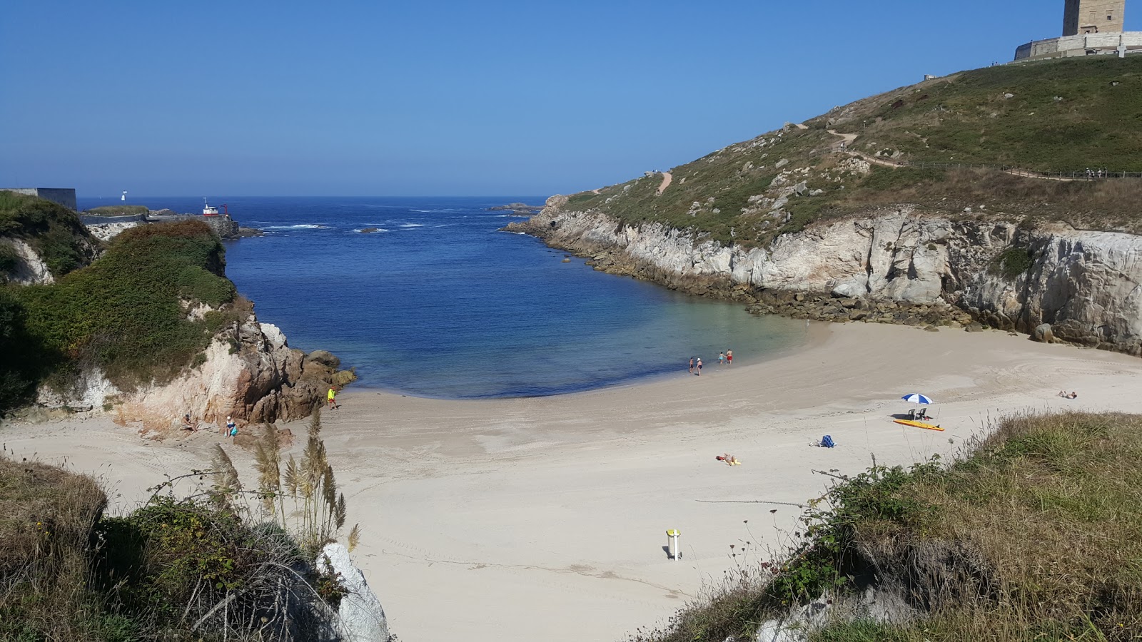 Foto di Praia de Adormideiras II con una superficie del sabbia bianca fine