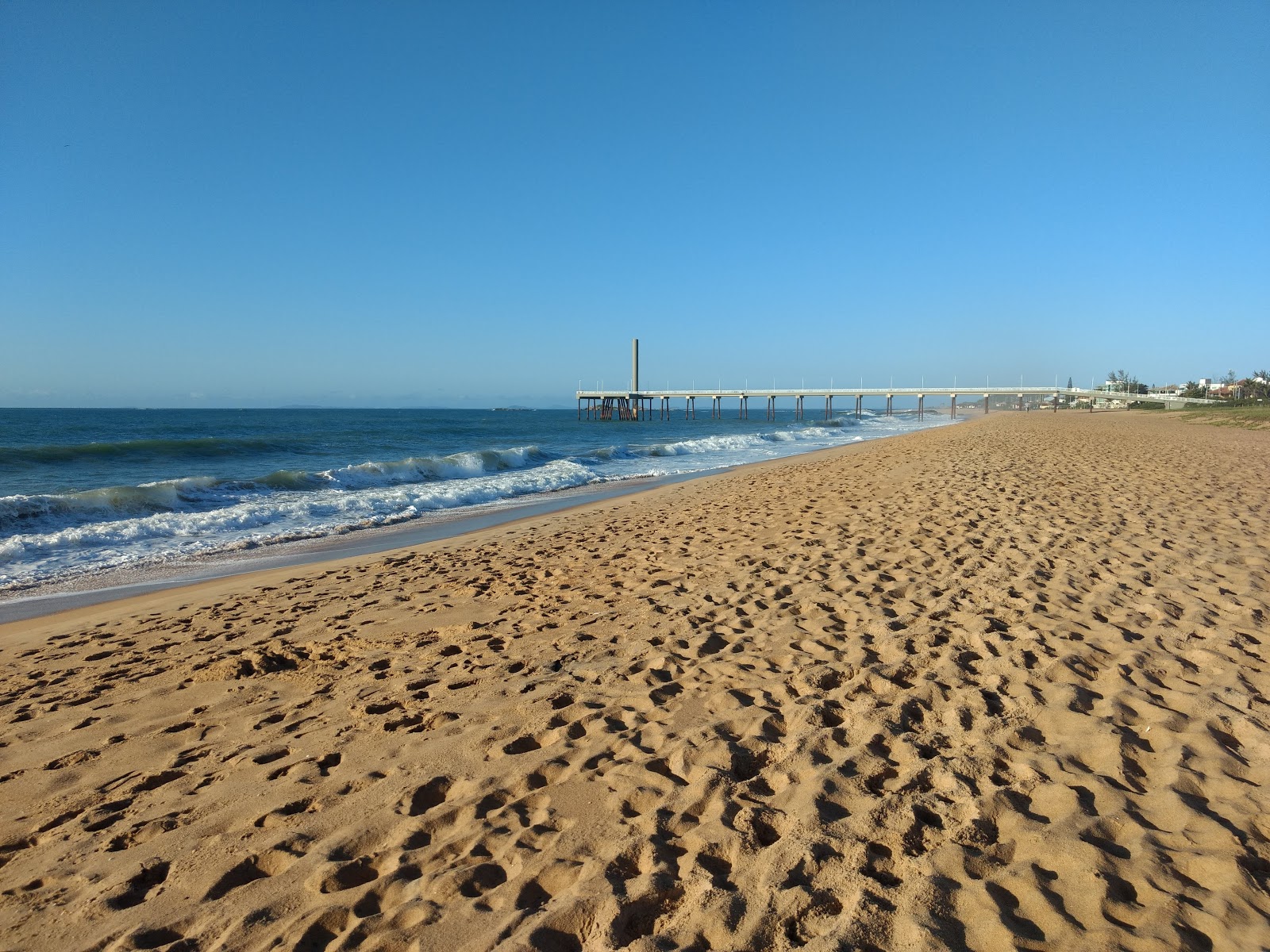 Foto van Strand van Enseada das Gaivotas met recht en lang