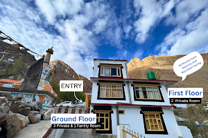 Eskape Inn Kaza image