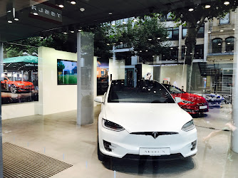 Tesla Store Frankfurt Innenstadt