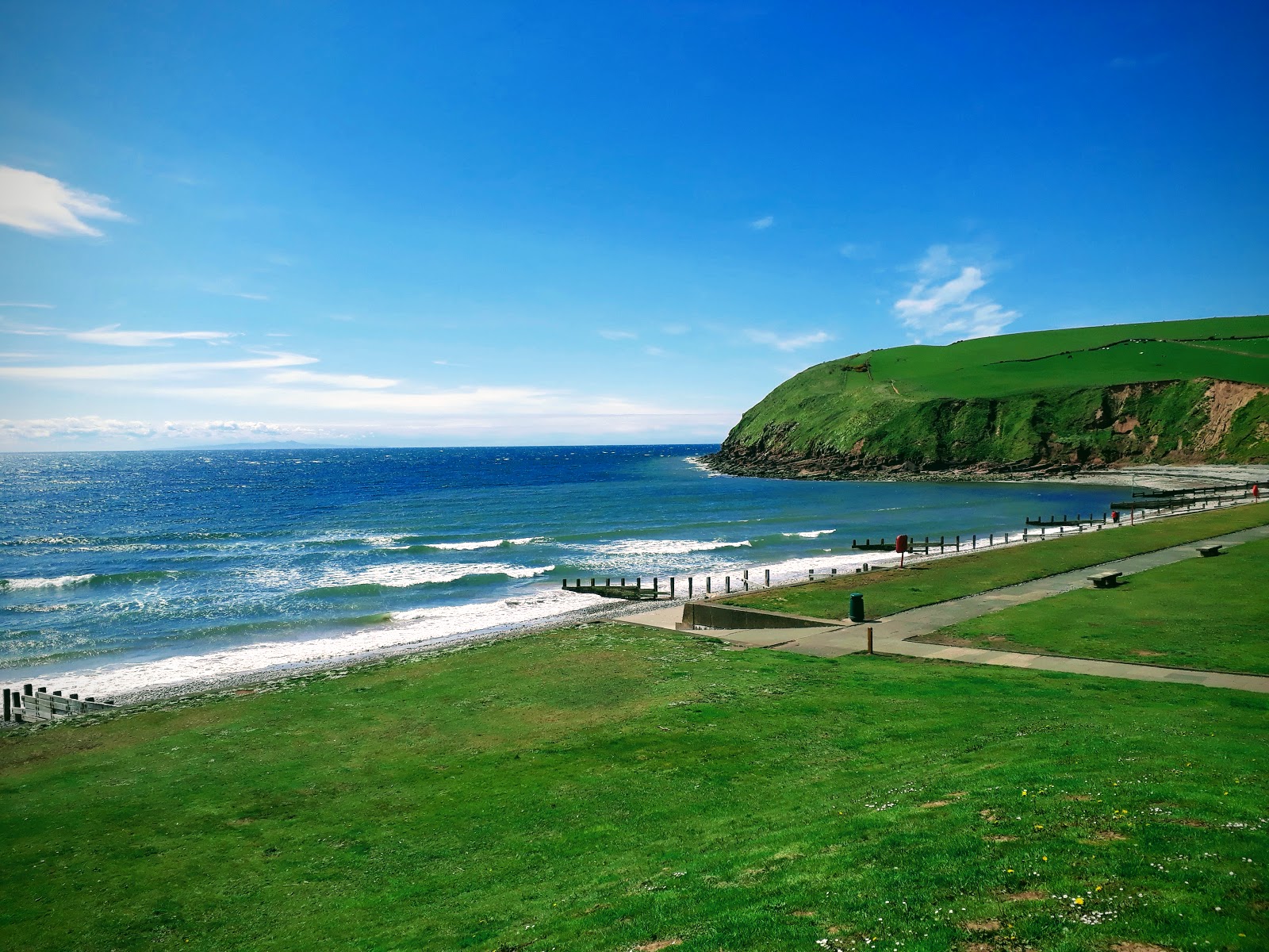 Foto av St bees beach och bosättningen