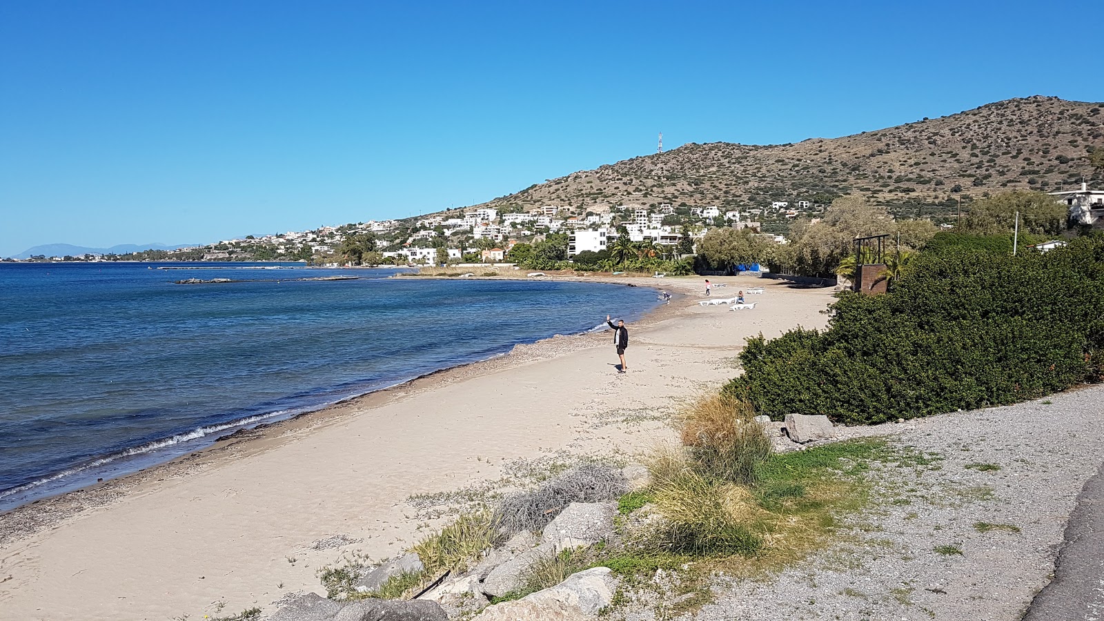 Foto di Paralia Marathona II con una superficie del acqua verde chiaro