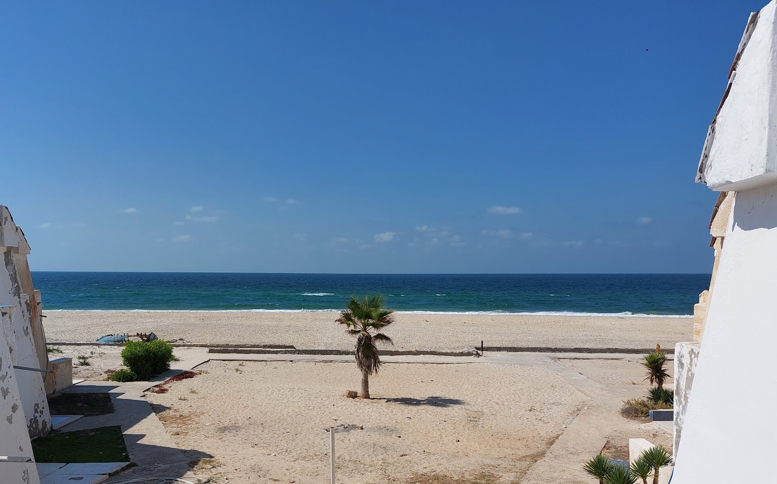 Photo de Basata Beach avec rivage droit, long