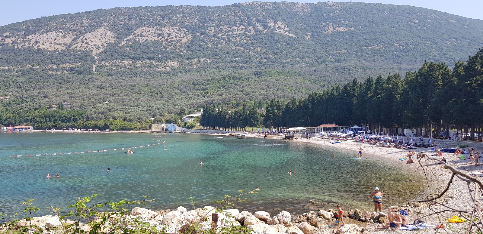 Foto von Valdanos beach mit beiger kiesel Oberfläche