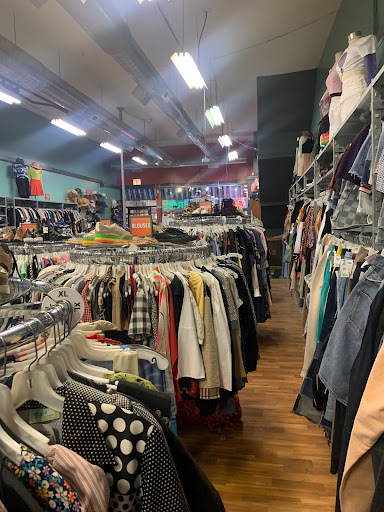 Used Clothing Store «Buffalo Exchange Chicago», reviews and photos, 1478 N Milwaukee Ave, Chicago, IL 60622, USA
