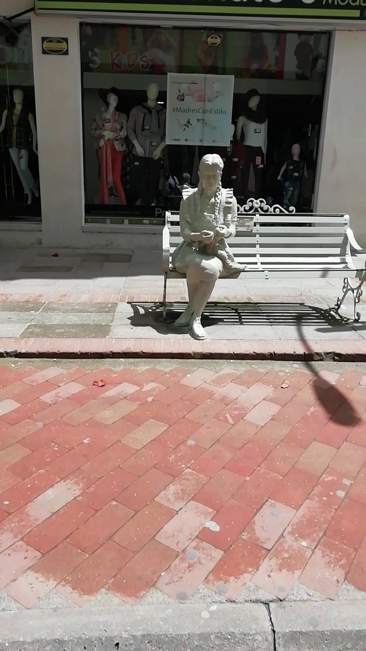 Homenaje a la Mujer Tejedora De Macrame