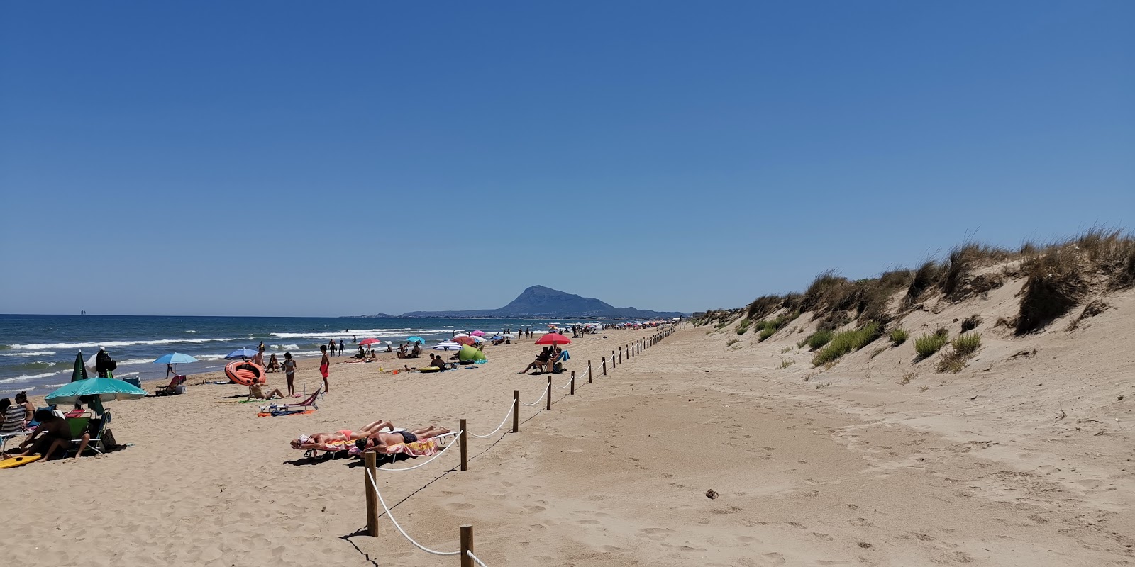 Foto di Playa Oliva Nova con una superficie del sabbia beige
