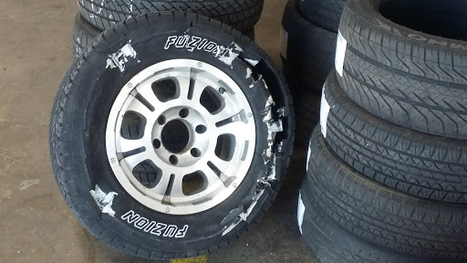 Tire Shop «Discount Tire Store - Oak Lawn, IL», reviews and photos, 6635 95th St, Oak Lawn, IL 60453, USA