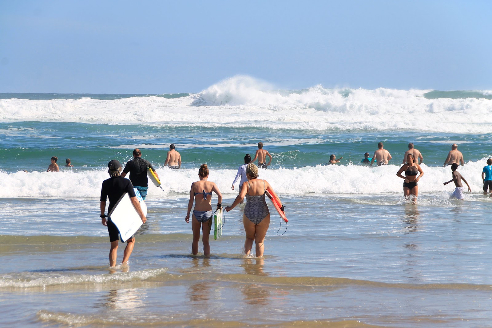 Foto von Morgan beach von Klippen umgeben