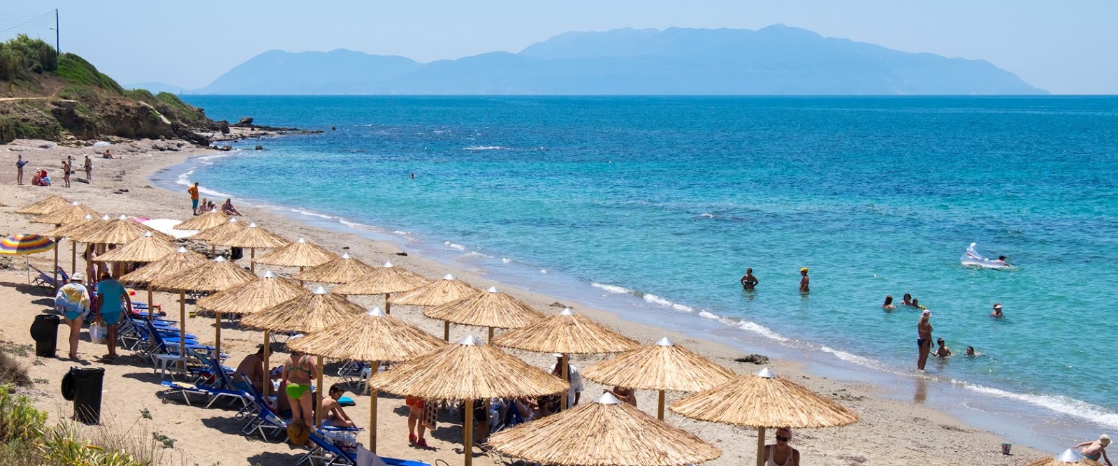 Foto von Iiliovasilema beach mit reines grünes wasser Oberfläche