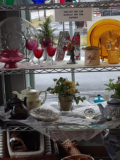 Thrift Store «In Review Shop», reviews and photos, 4768 N High St, Columbus, OH 43214, USA