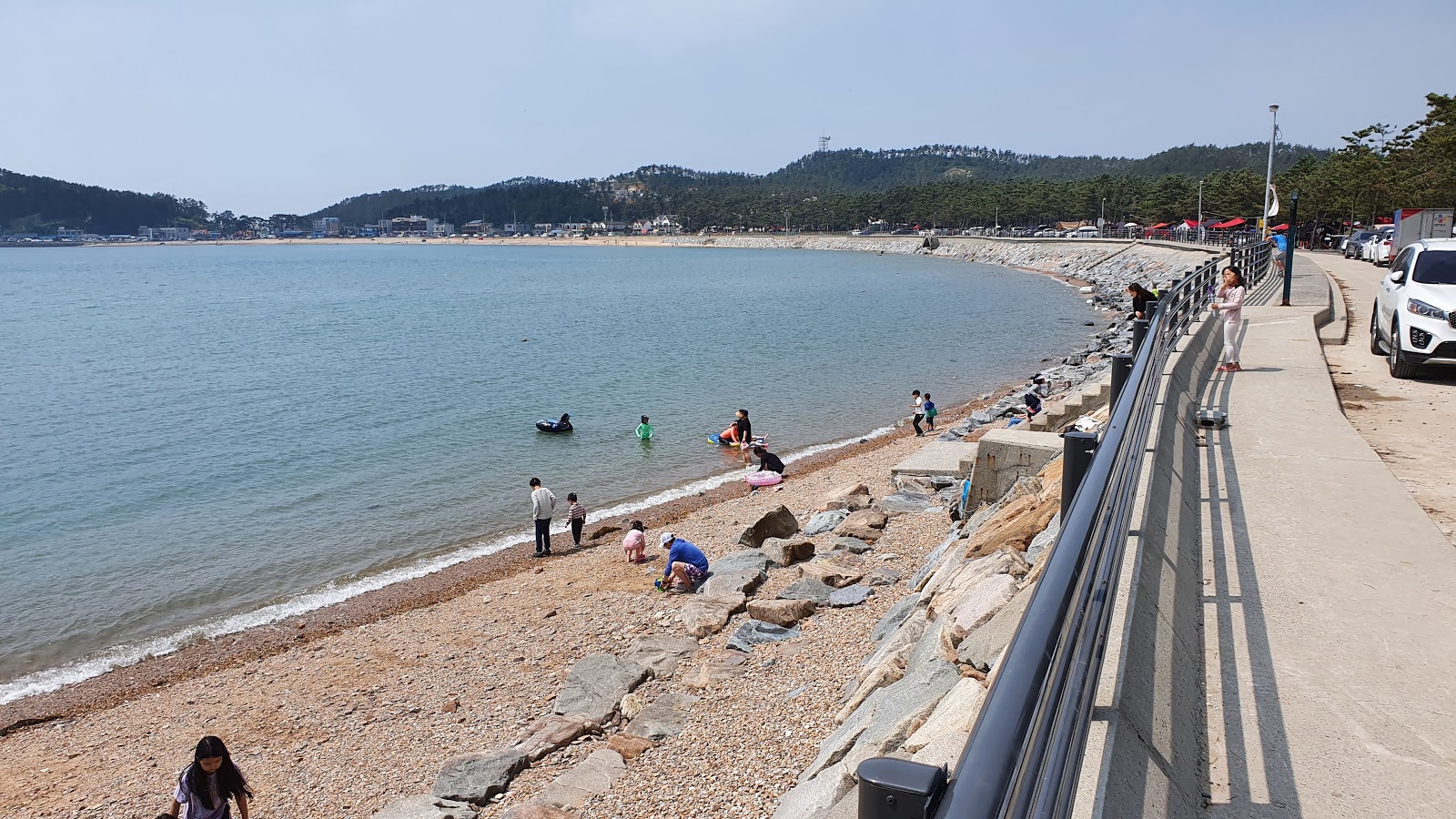 Zdjęcie Eoundol Beach z powierzchnią beżowy piasek i kamyki