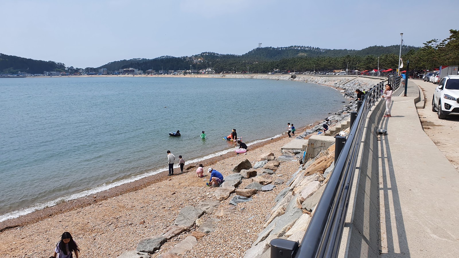 Foto van Eoundol Beach met zand met kiezelstenen oppervlakte