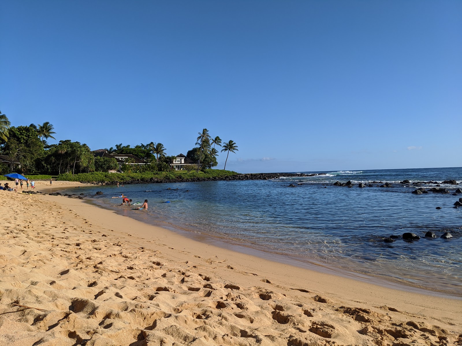 Foto de Baby Beach com areia brilhante superfície