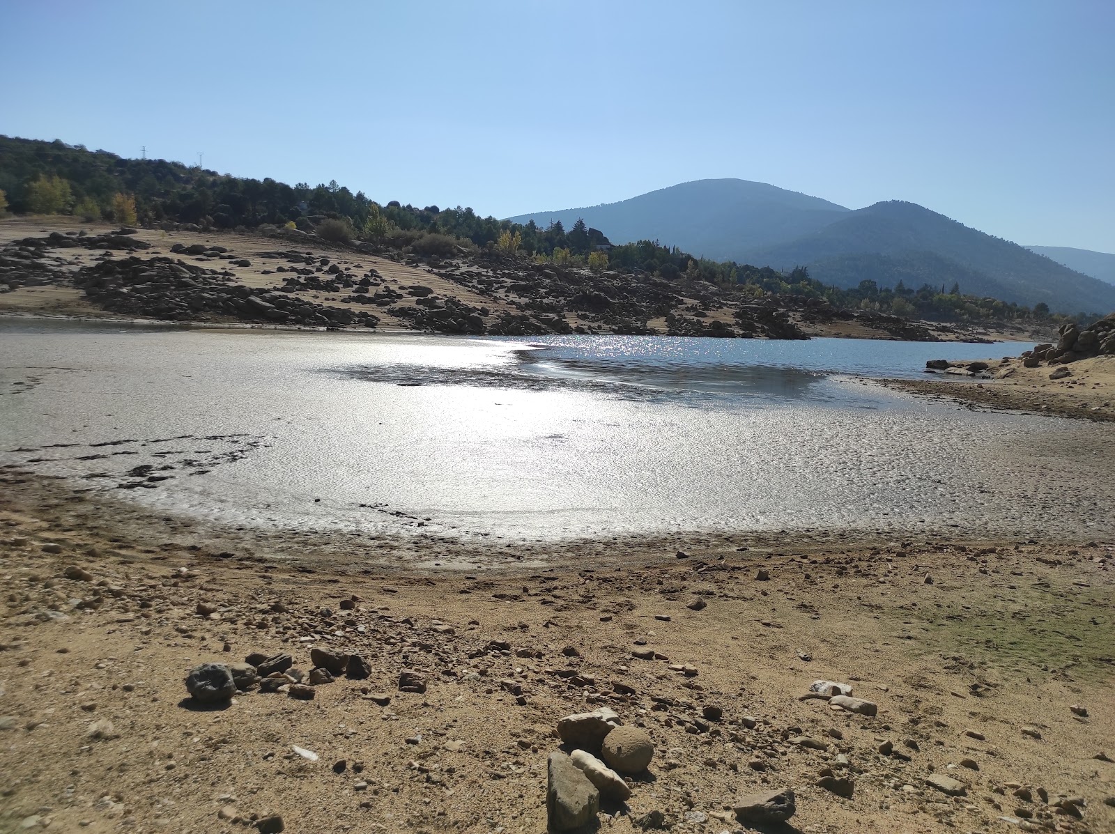 Fotografie cu Embalse De Burgillos sprijinit de stânci