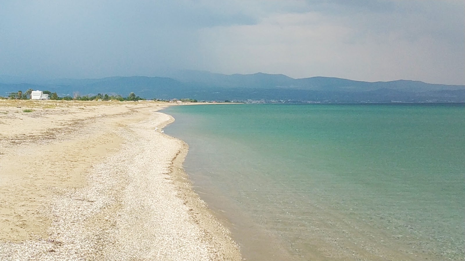 Foto av Agios Mamas och dess vackra landskap