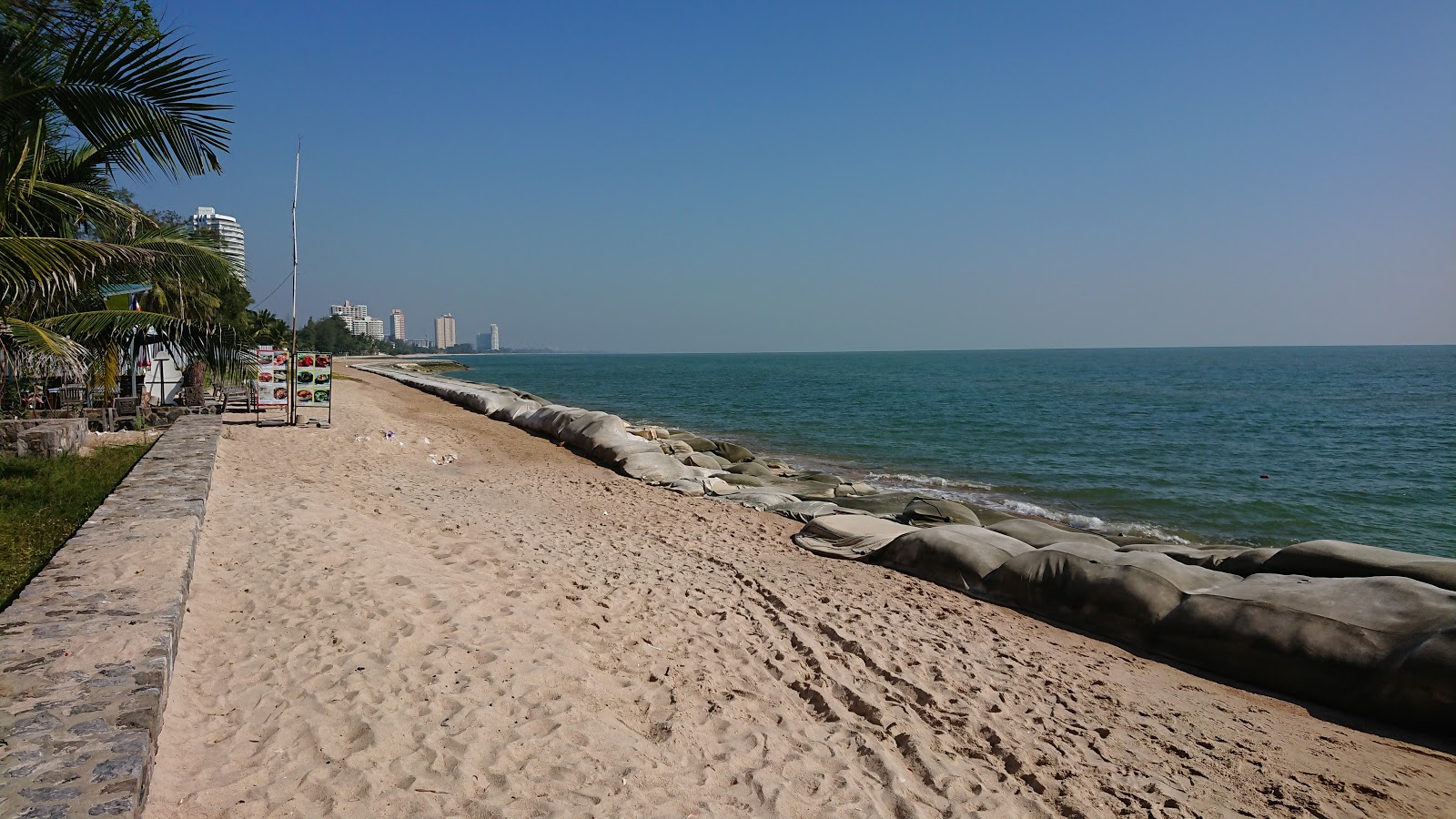 Foto de Regent Cha-Am Beach - lugar popular entre os apreciadores de relaxamento