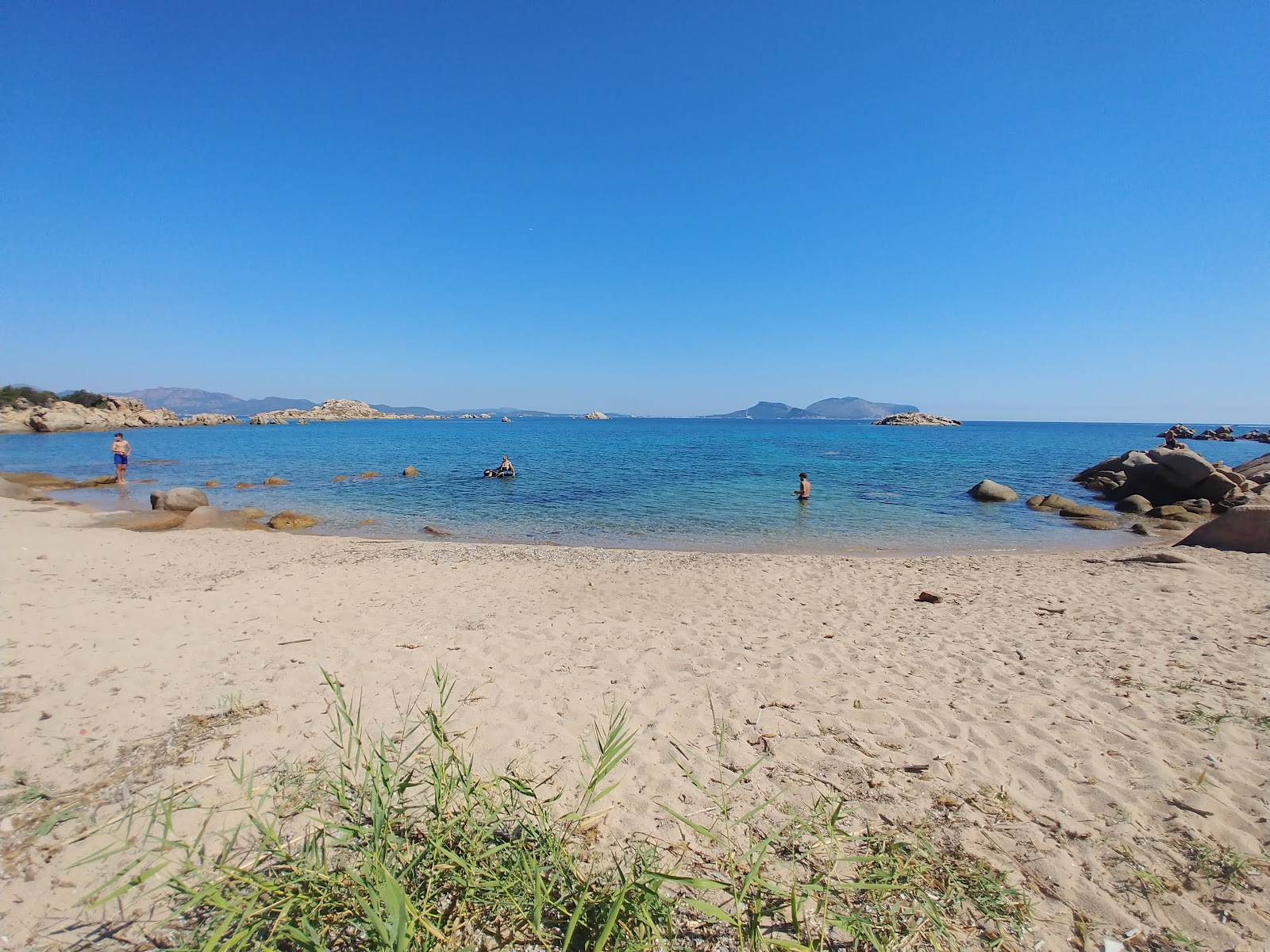 Foto von Capo Ceraso Beach mit beiger sand & steine Oberfläche