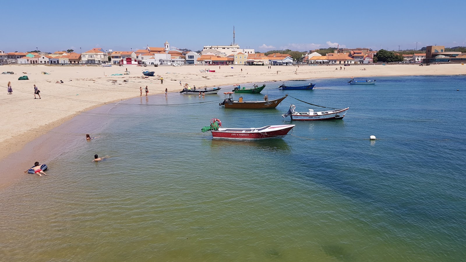 Photo de Praia da Aguda avec sable fin blanc de surface