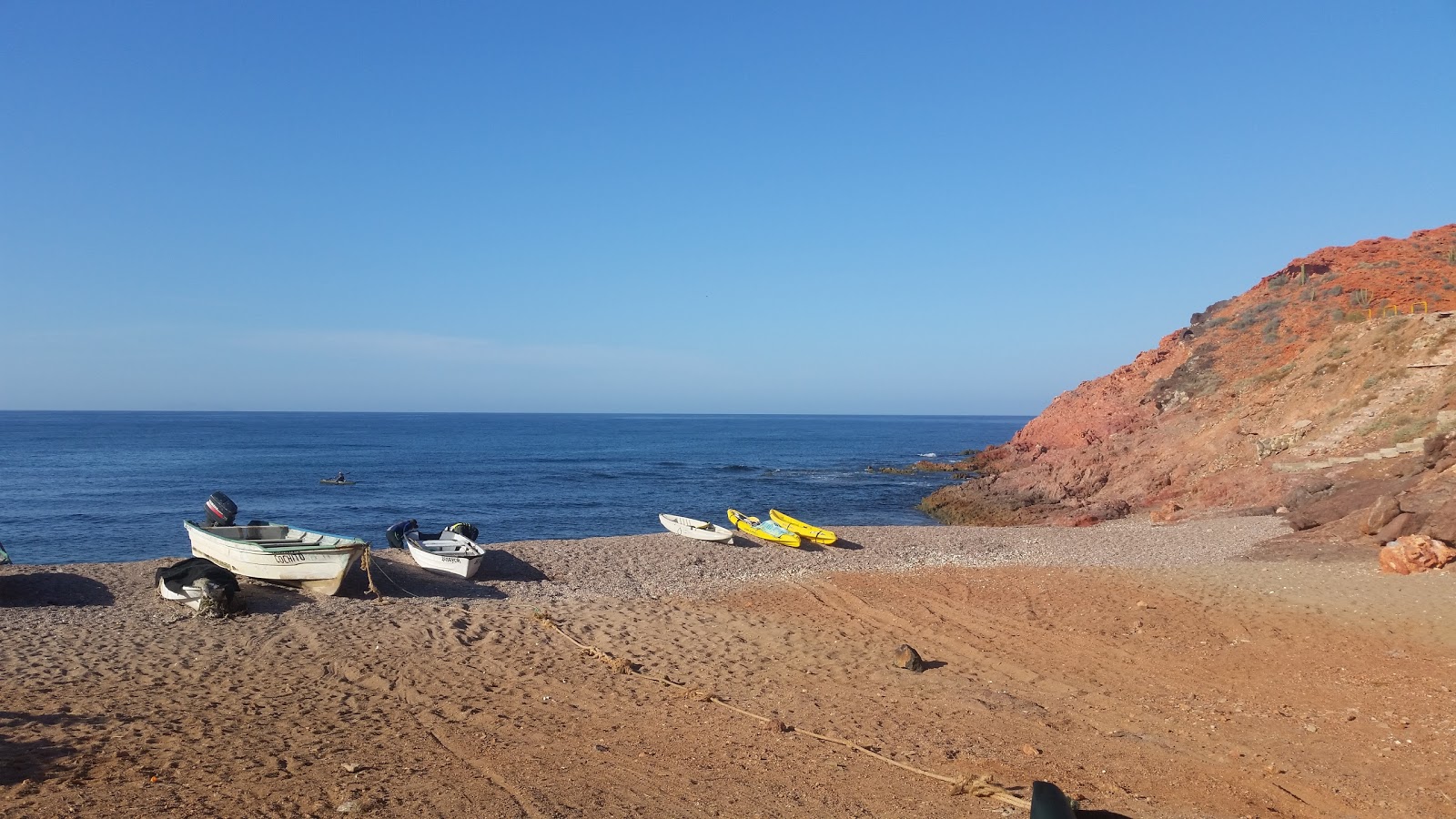 Fotografie cu Nuevo Colorado beach sprijinit de stânci