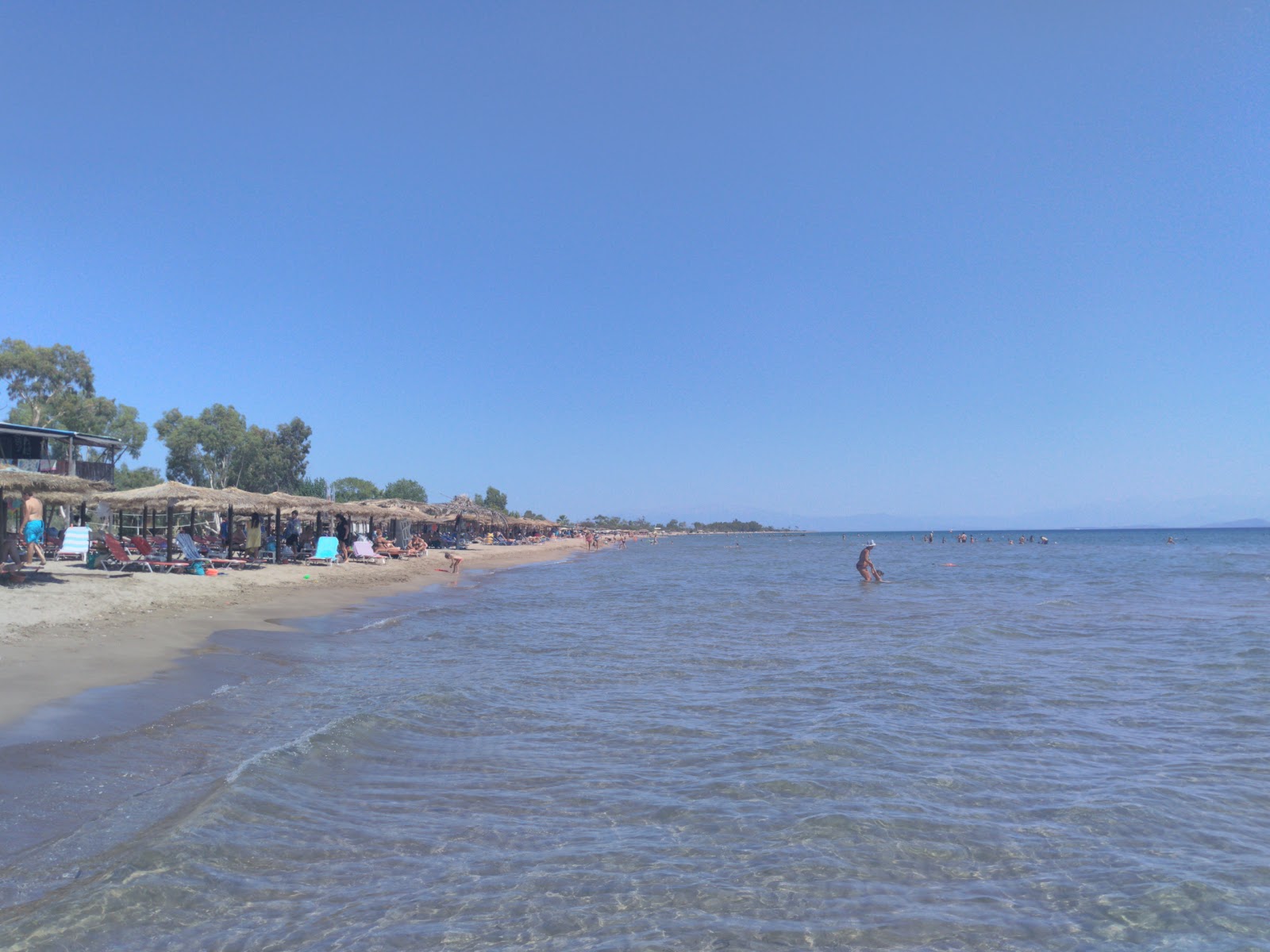 Louros beach'in fotoğrafı - rahatlamayı sevenler arasında popüler bir yer