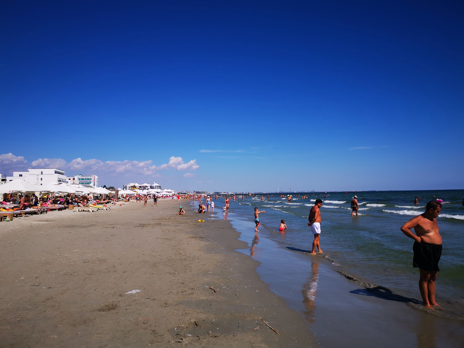 Relax beach Mamaia的照片 带有碧绿色纯水表面
