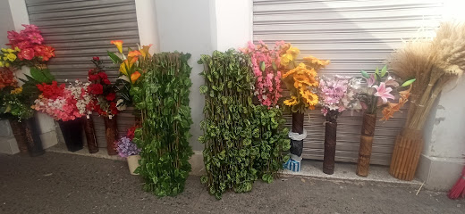 Flores artificiales y follaje