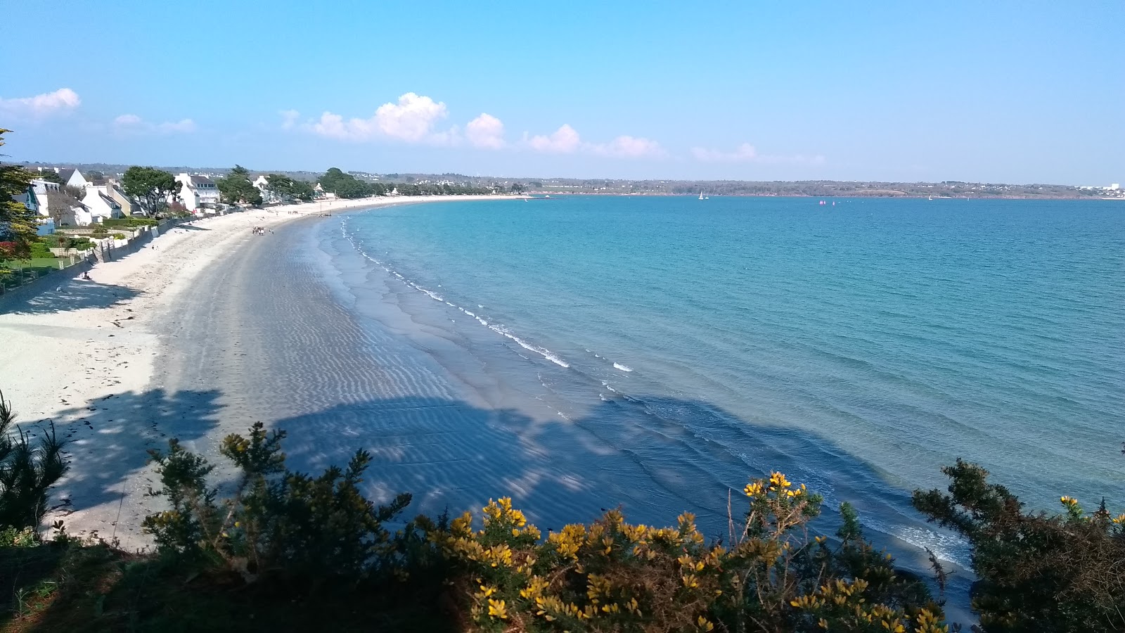 Photo de Plage du Cap Coz avec plusieurs moyennes baies