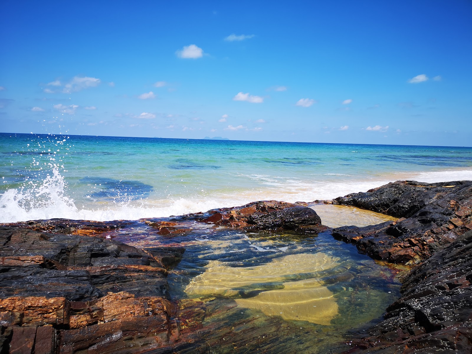 Batu Pelanduk Beach'in fotoğrafı - rahatlamayı sevenler arasında popüler bir yer