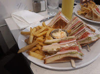 Club sandwich du Restaurant de cuisine américaine moderne Schwartz's à Paris - n°5
