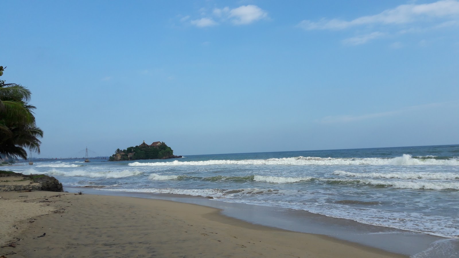 Photo de Nilawala Beach avec l'eau brune de surface