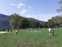 Foto von Plage de Brison von Klippen umgeben