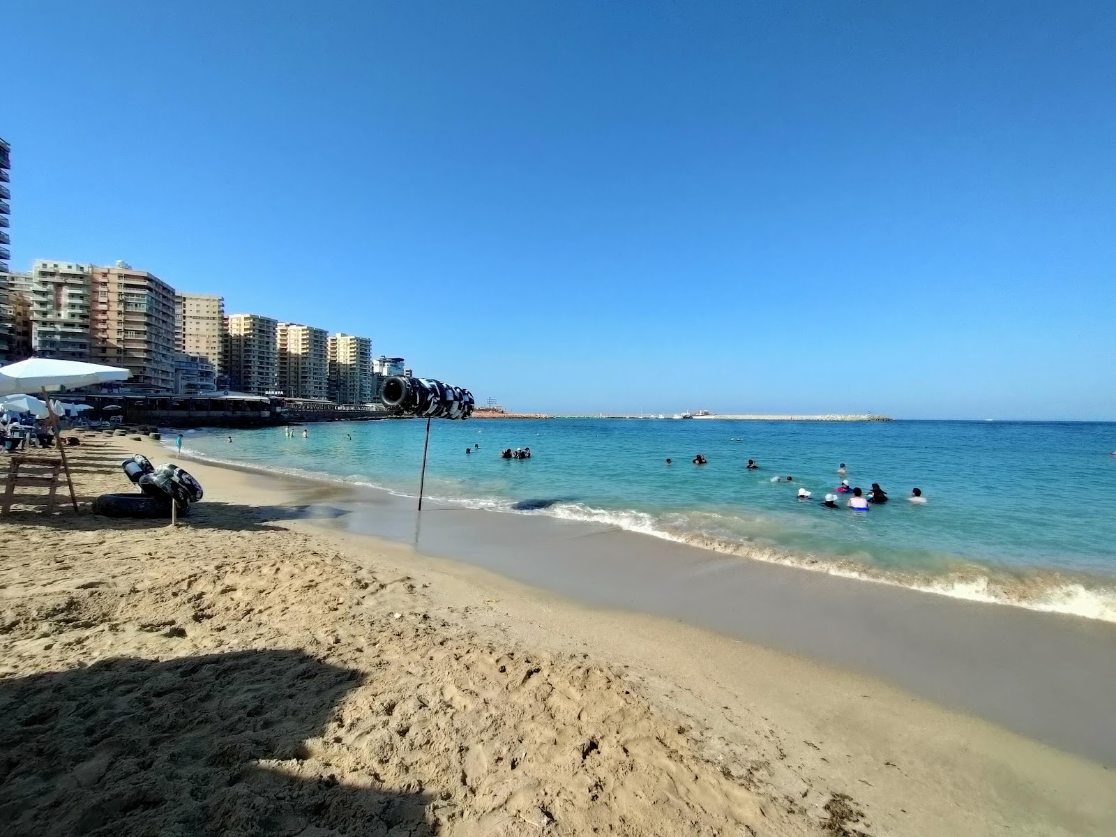 Fotografija Saraya public beach z svetel pesek površino