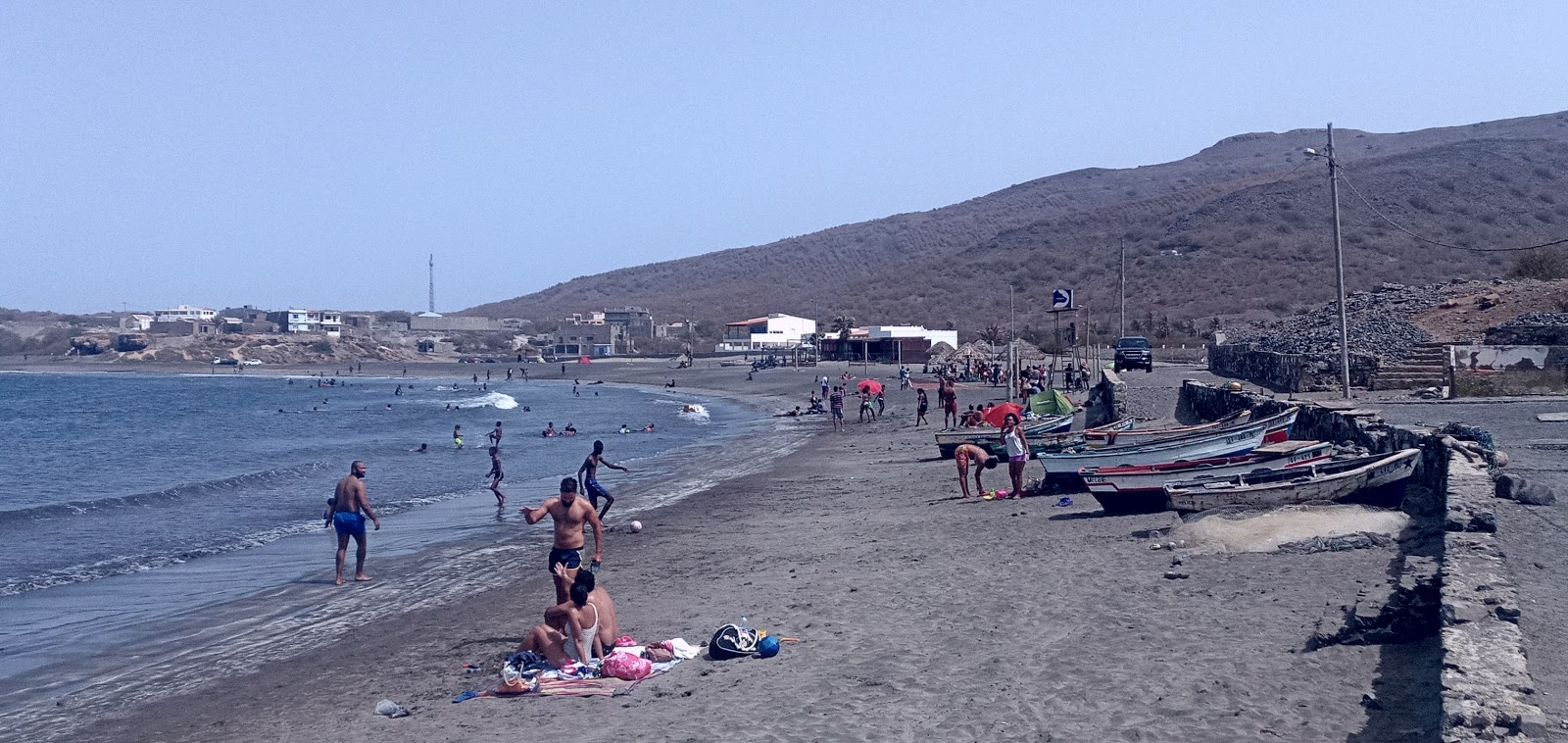 Photo de Praia Baixo avec sable gris de surface