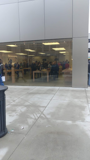 Computer Store «Apple Suburban Square», reviews and photos, 61 Saint James Pl, Ardmore, PA 19003, USA