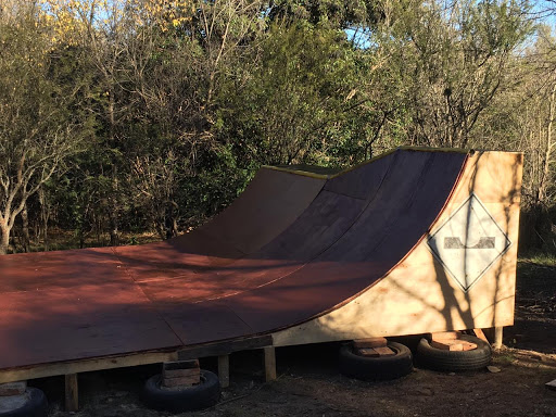 Hidden skate ramp