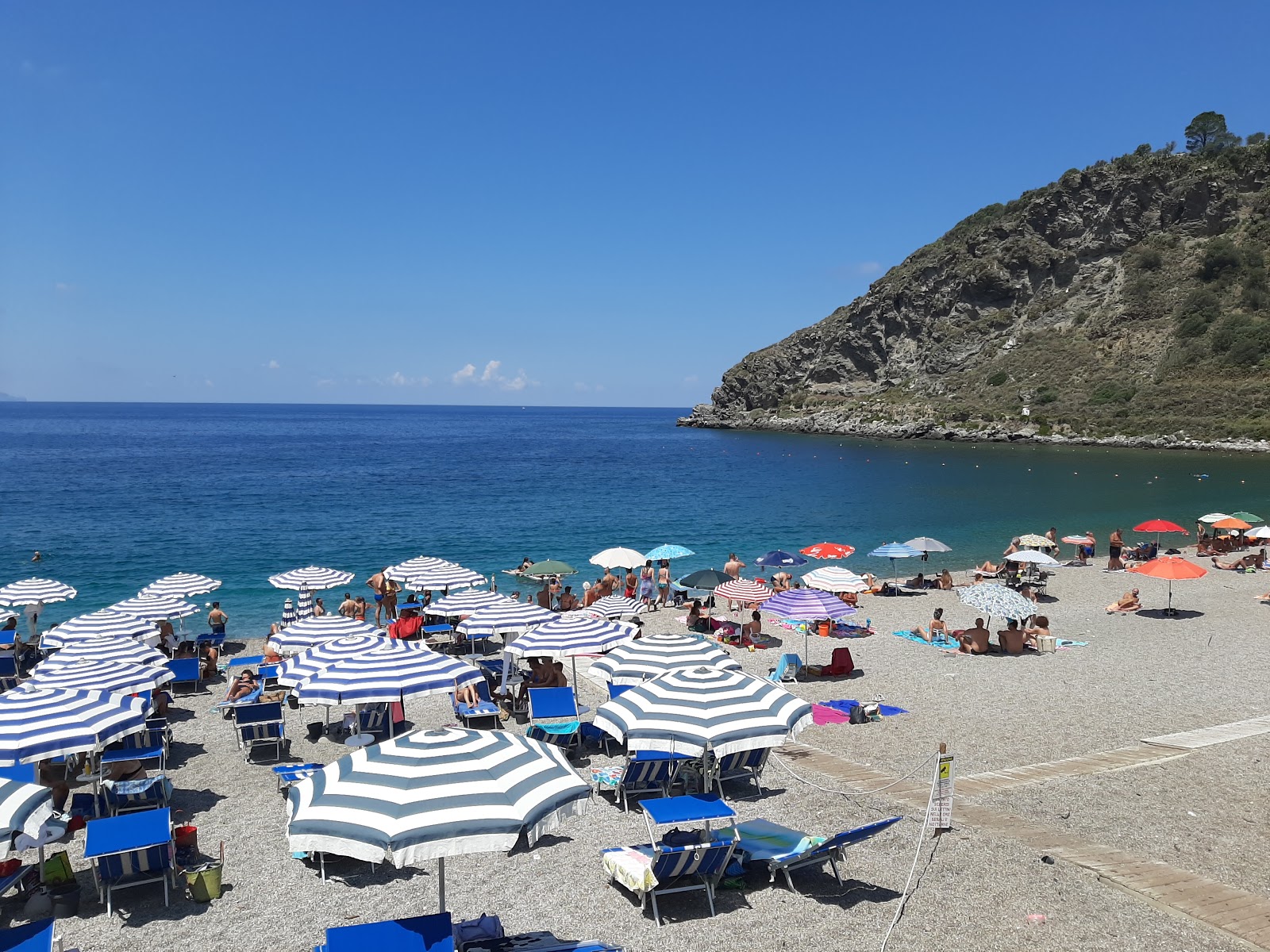 Foto di Spiaggia del Ponente con una superficie del acqua cristallina