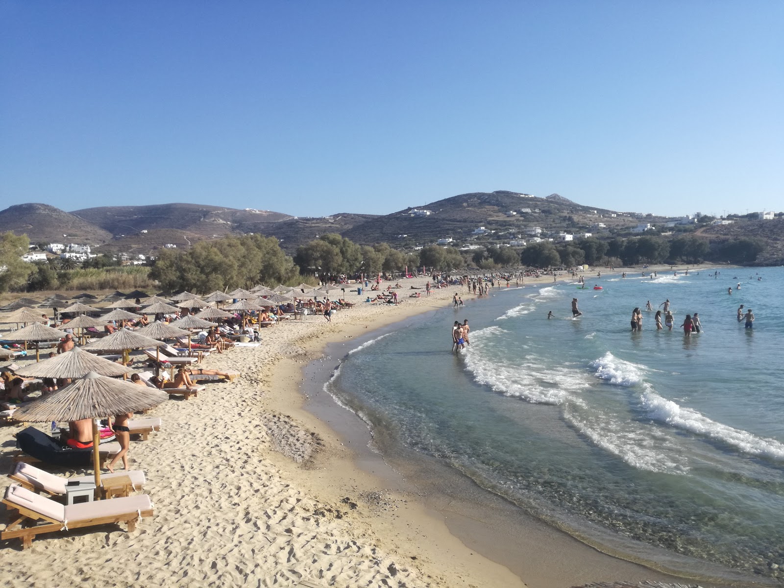 Parasporos beach'in fotoğrafı - rahatlamayı sevenler arasında popüler bir yer
