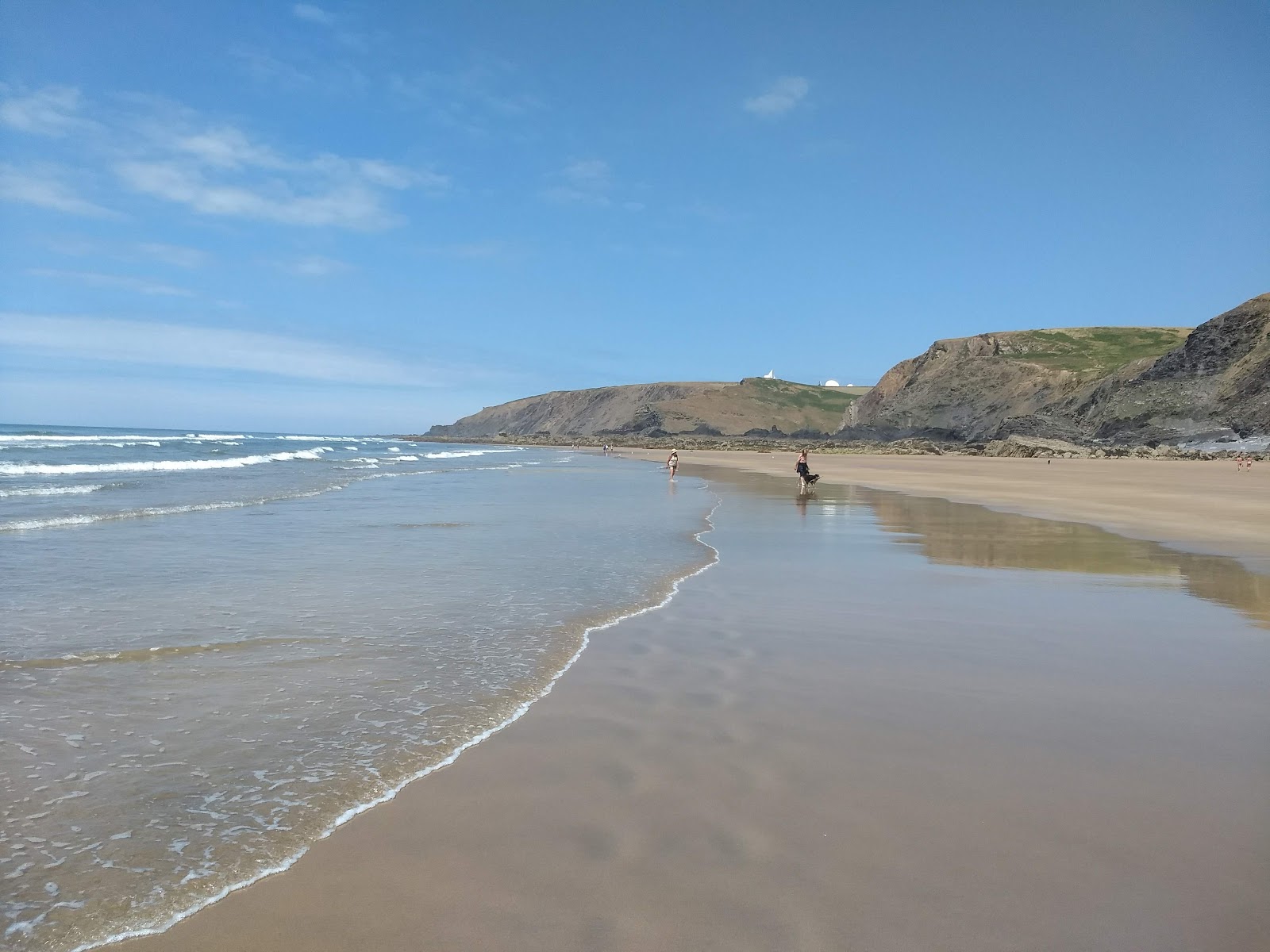 Fotografija Sandymouth Bay beach z siv pesek površino