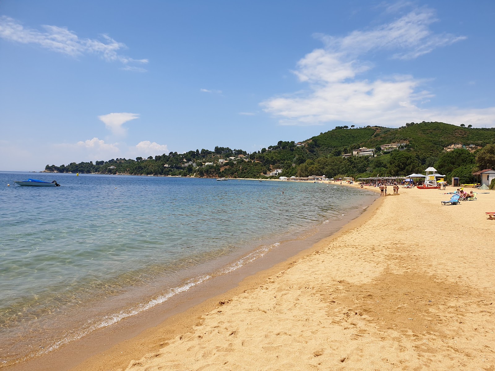 Foto de Agia Paraskevi beach com areia brilhante superfície
