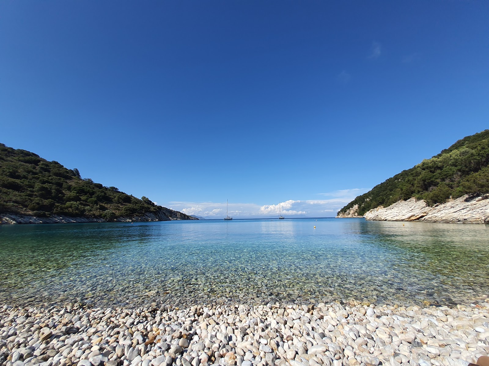 Photo of Filiatro Beach backed by cliffs