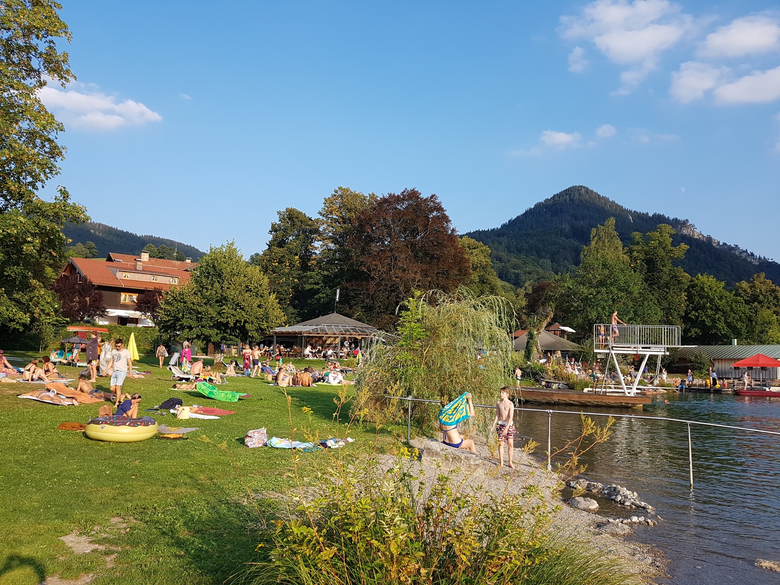Foto di Strandbad Schliersee con una superficie del erba
