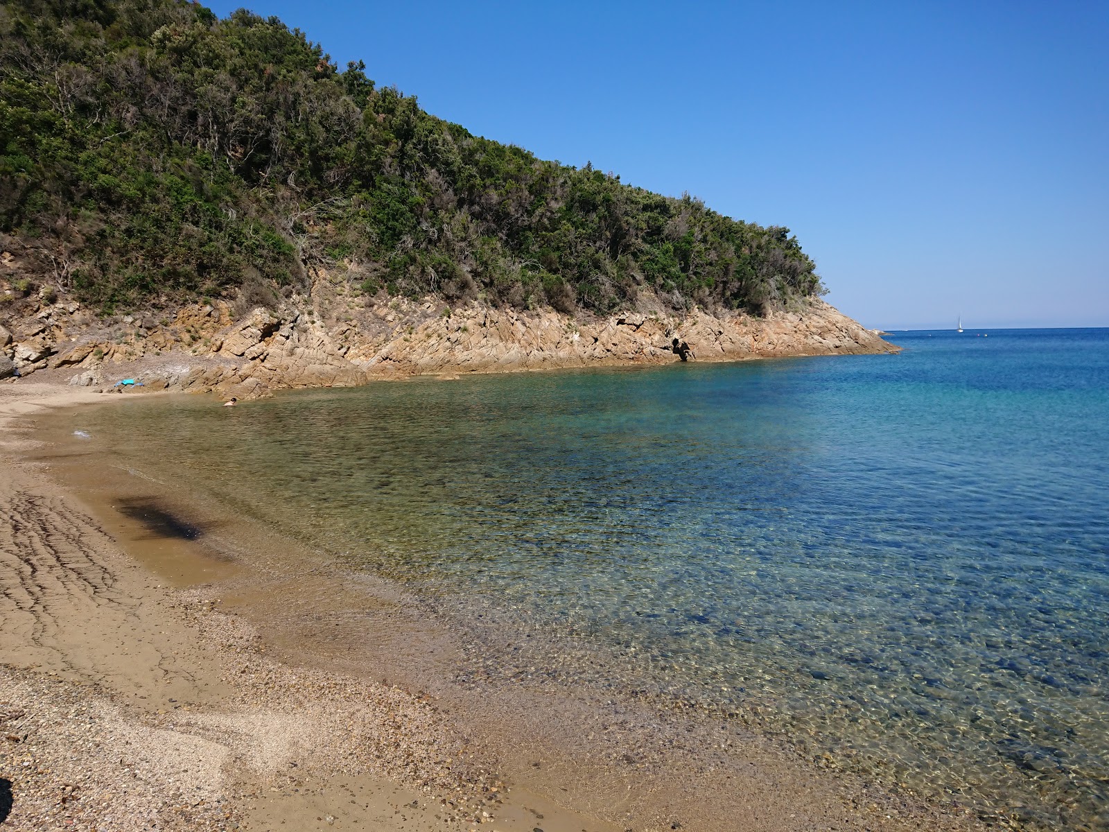 Foto van Spiaggia della Lamaia met kleine baai