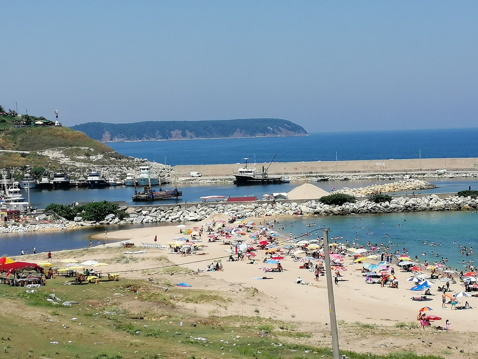 Kiyikoy beach II'in fotoğrafı dağlarla çevrili