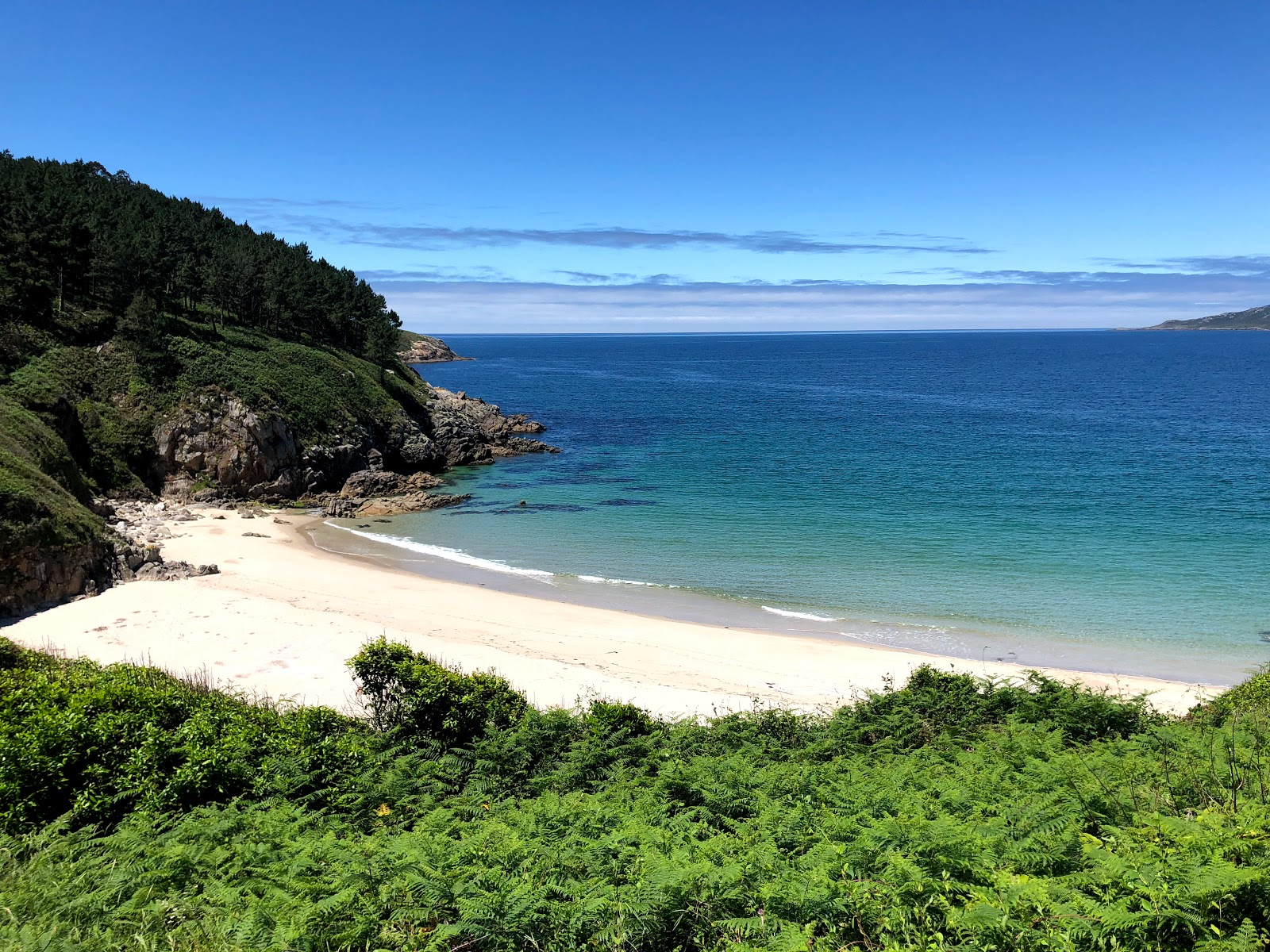 Foto von Praia de Rebordelo II von Klippen umgeben