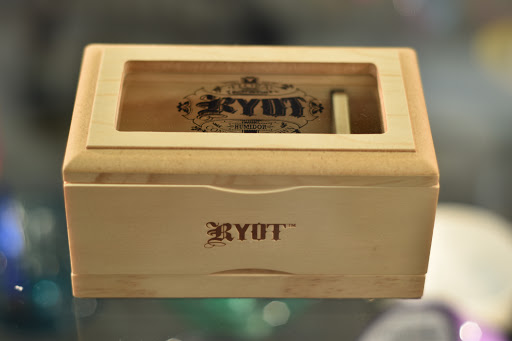 Tobacco Shop «Kazzaz Smoke Shop», reviews and photos, 6355 W Montrose Ave, Chicago, IL 60634, USA