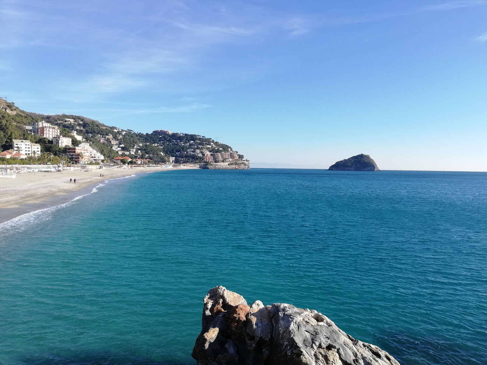 Foto de Spiaggia di Spotorno con recta y larga