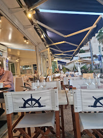 Atmosphère du Bar-restaurant à huîtres LA BRASSERIE DU PORT à Bormes-les-Mimosas - n°3